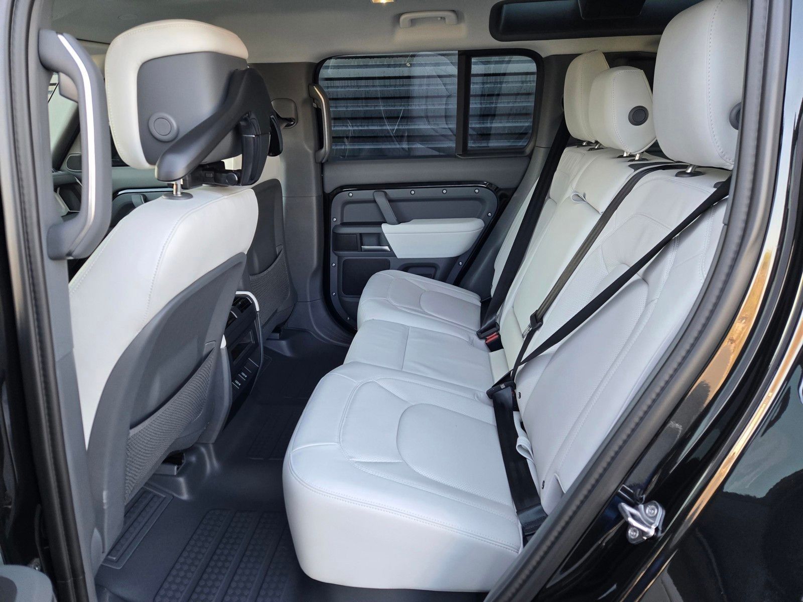 2026 Land Rover Defender X-Dynamic SE - Photo 7