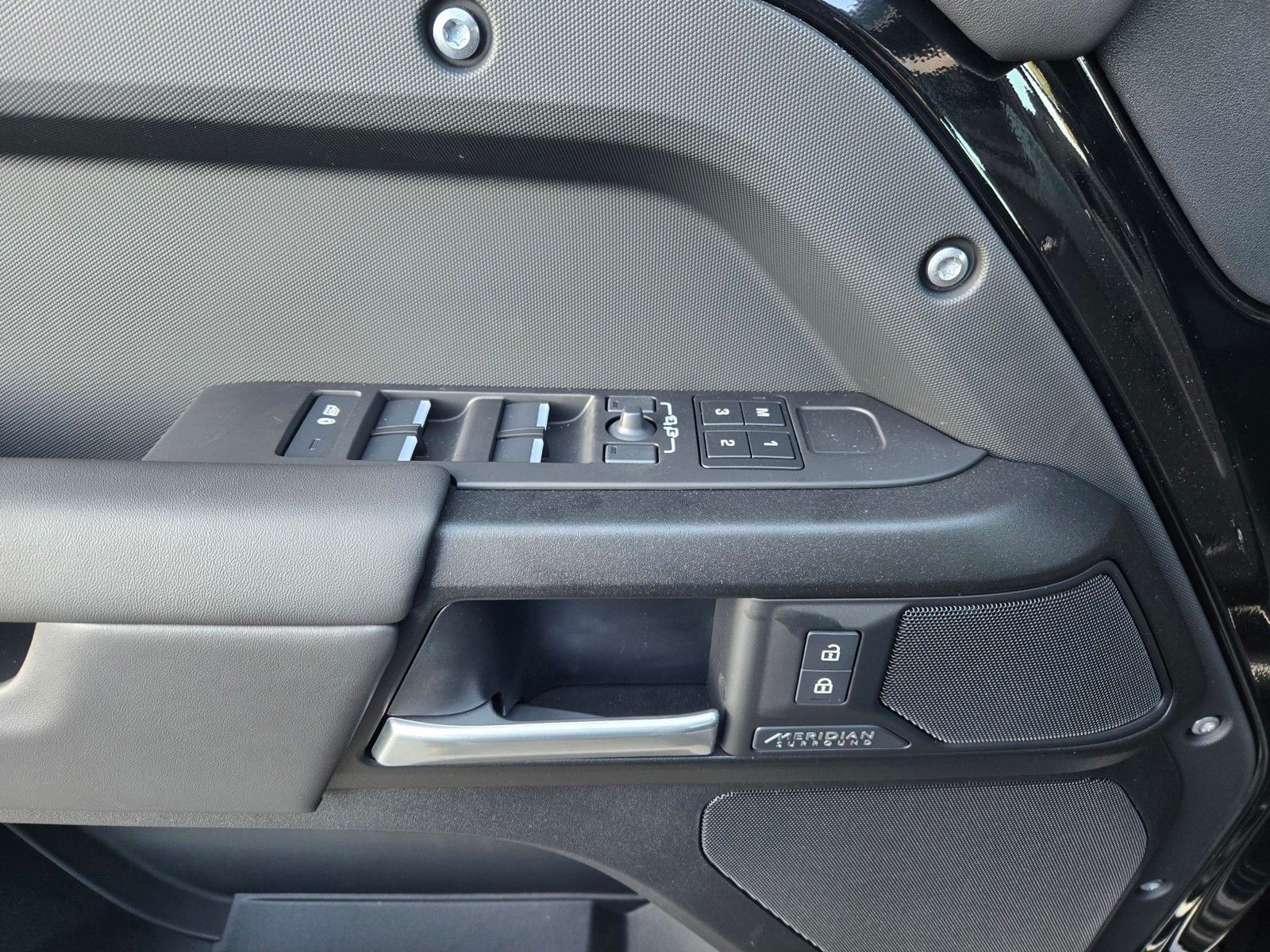 2026 Land Rover Defender V8 - Photo 11