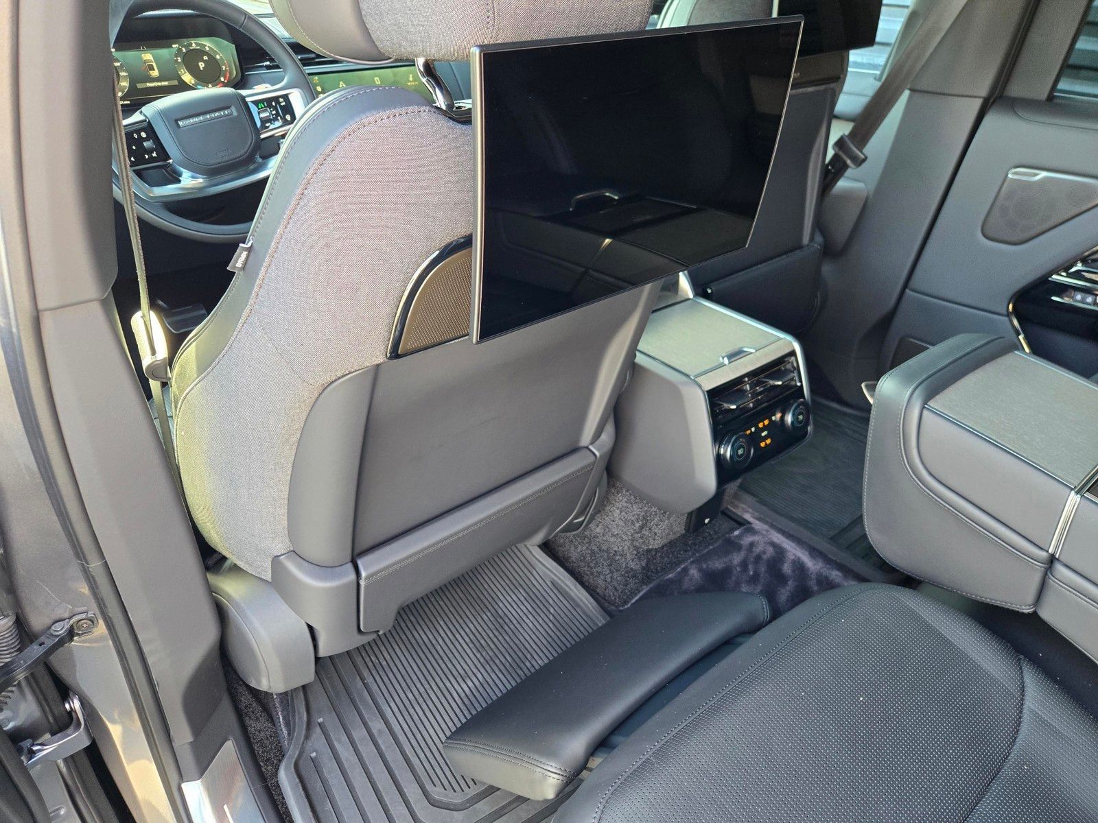 2026 Land Rover Range Rover SV - Photo 8