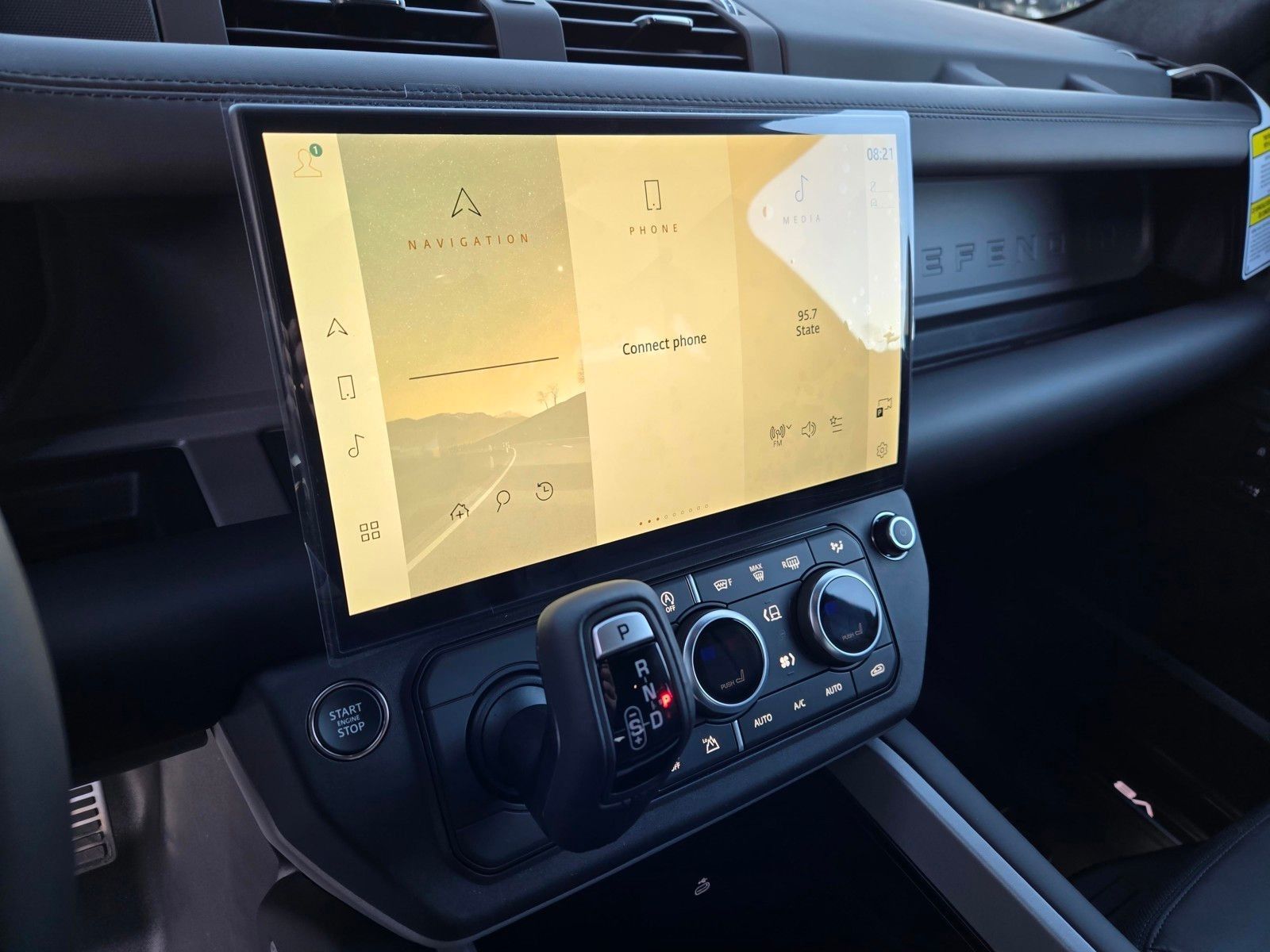 2026 Land Rover Defender V8 - Photo 12