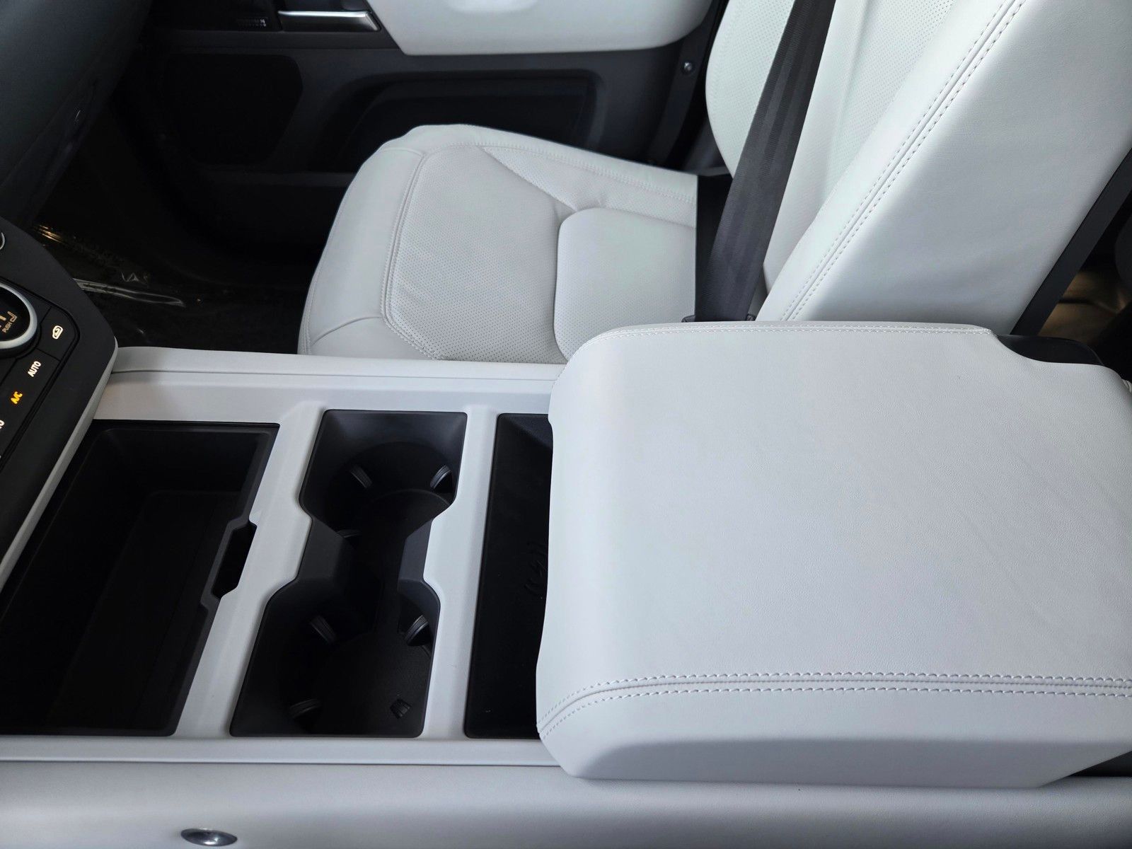 2026 Land Rover Defender X-Dynamic SE - Photo 14