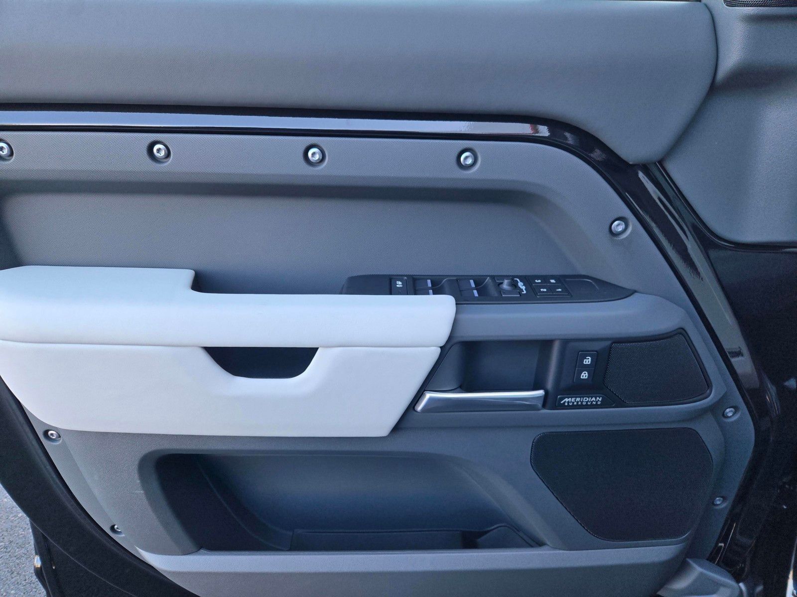 2026 Land Rover Defender X-Dynamic SE - Photo 10