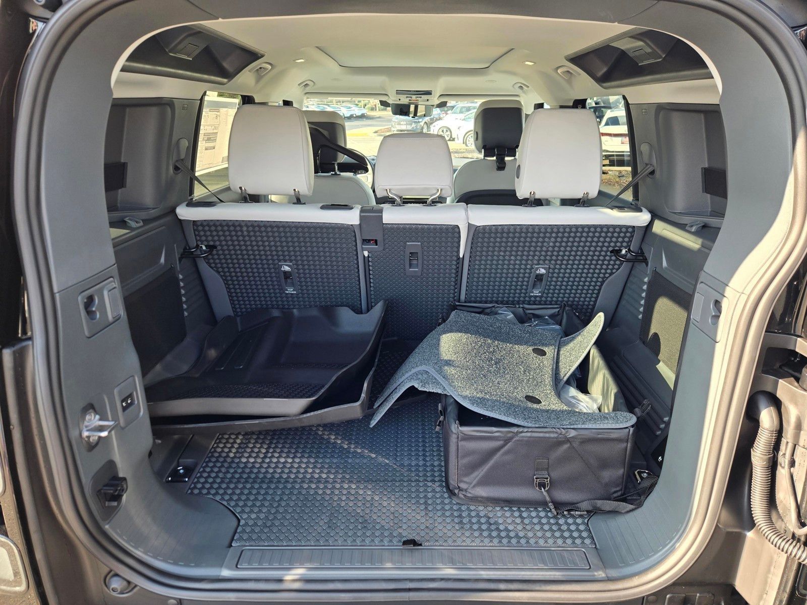 2026 Land Rover Defender X-Dynamic SE - Photo 15