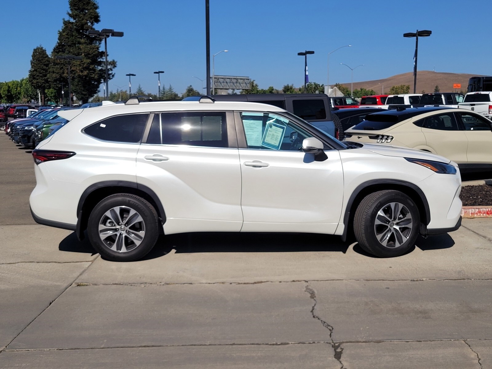 2024 Toyota Highlander LE photo 2