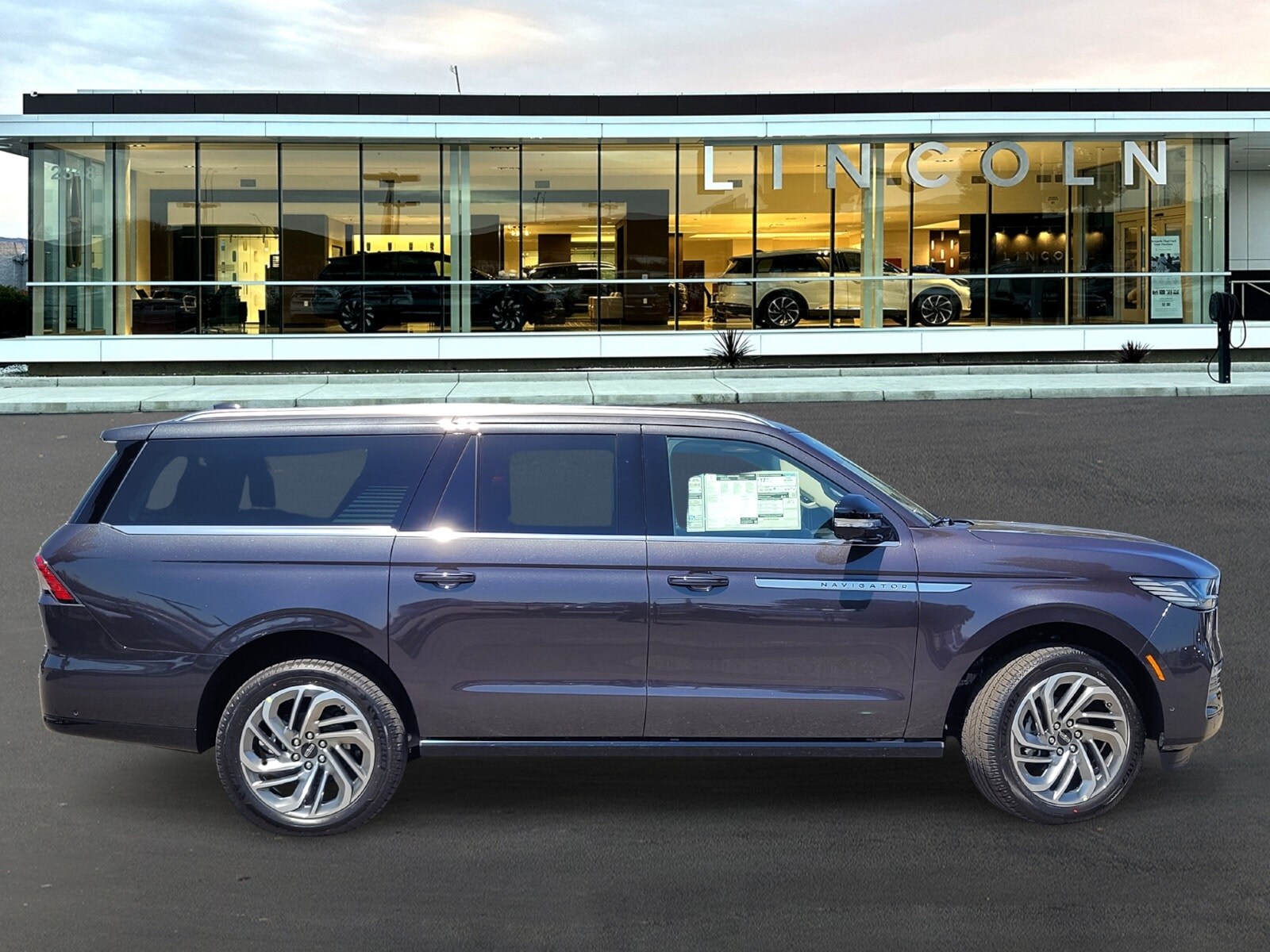2025 Lincoln Navigator L Reserve photo 3