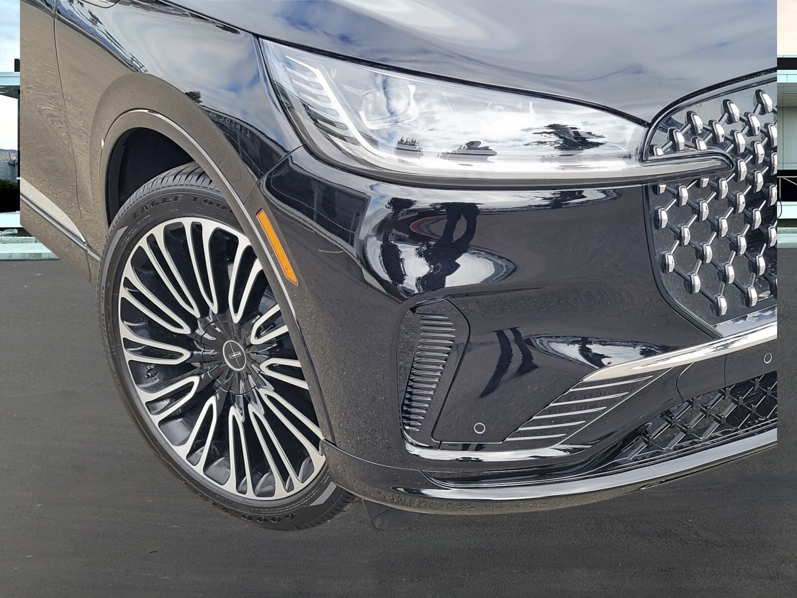 2025 Lincoln Aviator Black Label photo 3