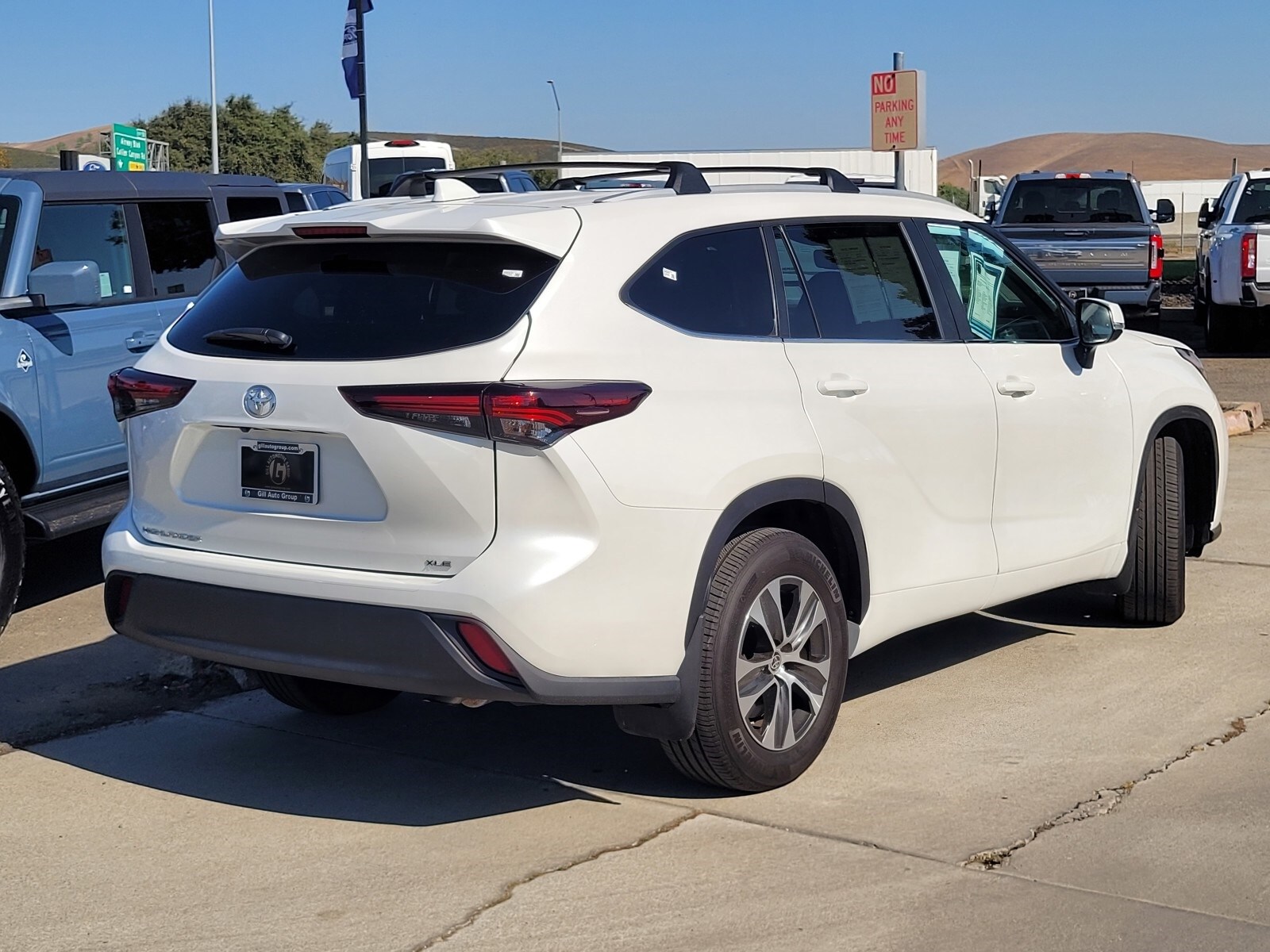 2024 Toyota Highlander LE photo 3