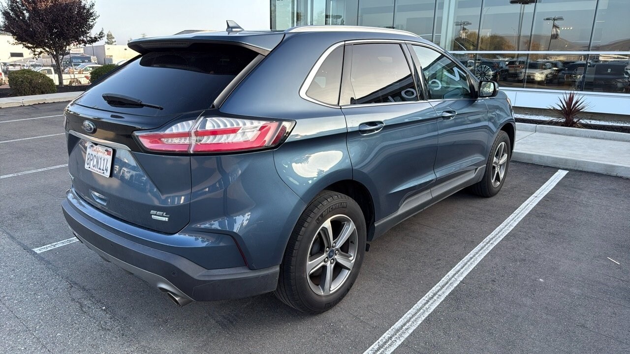 2019 Ford Edge SEL photo 2