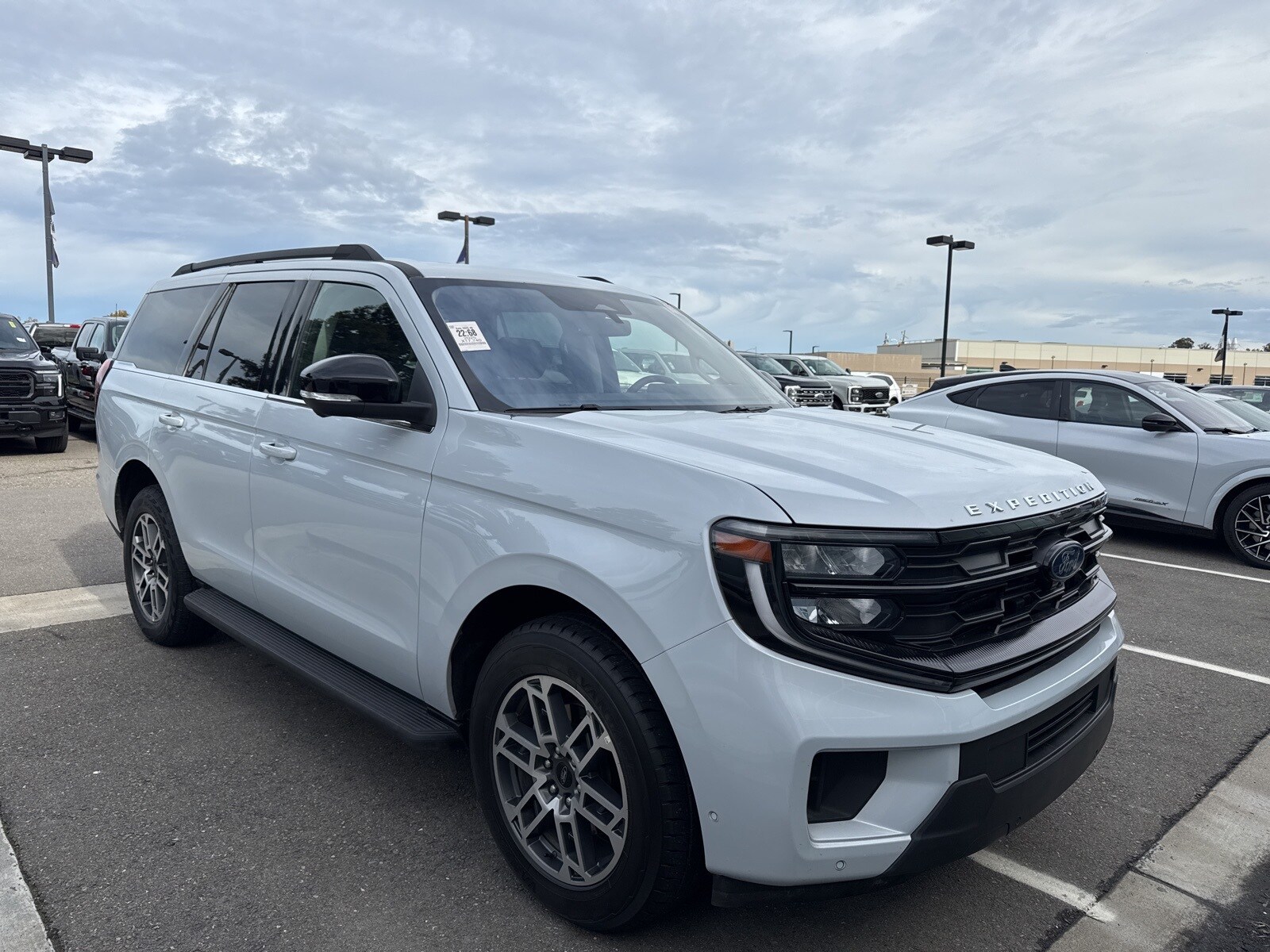 2025 Ford Expedition photo 2