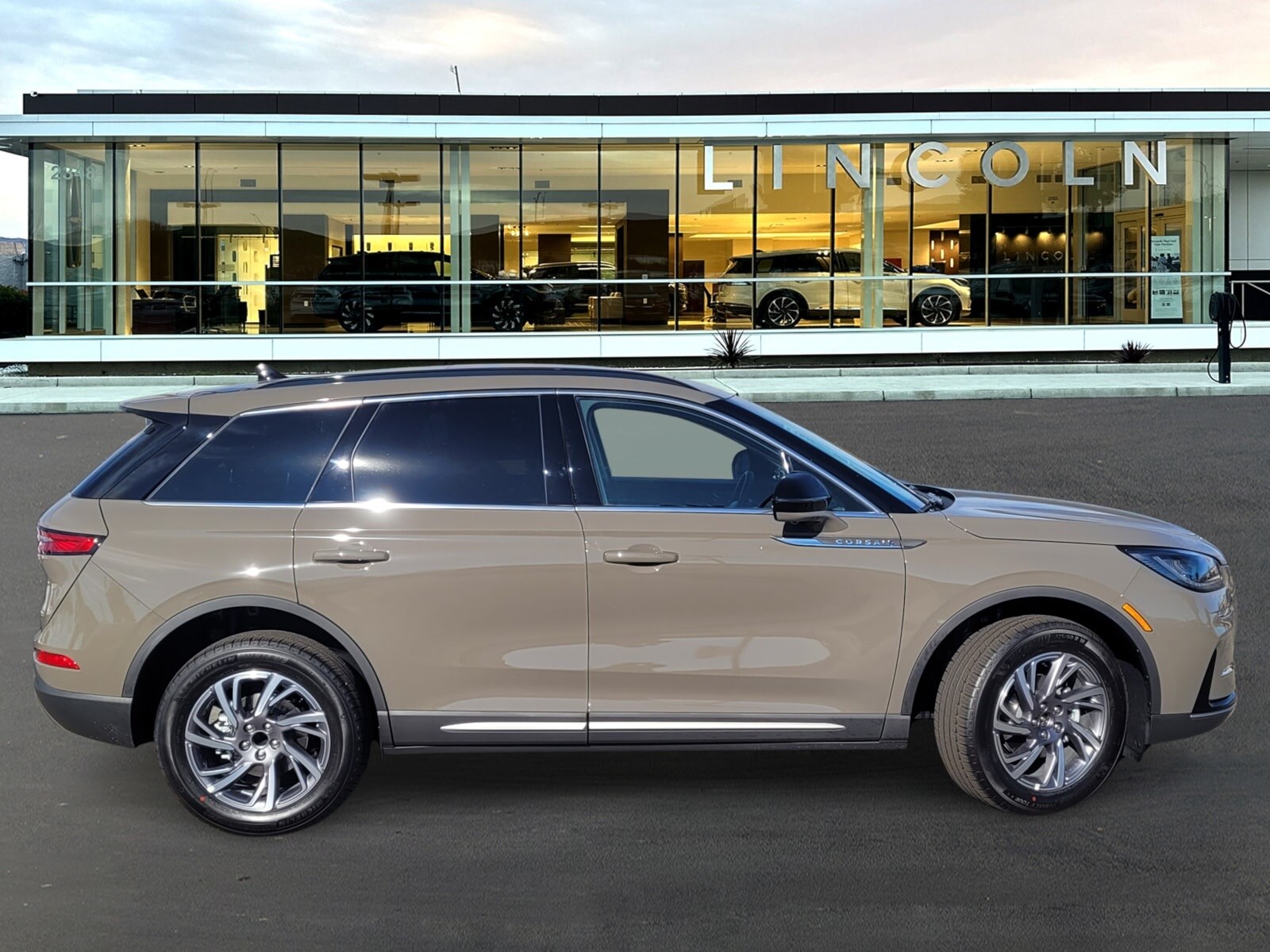 2025 Lincoln Corsair Premiere photo 3