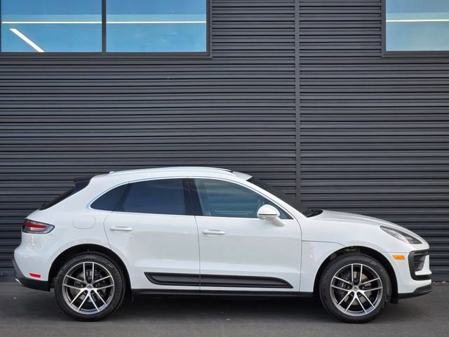 2025 Porsche Macan photo 3