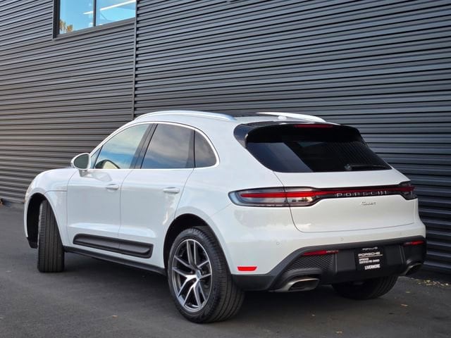 2025 Porsche Macan photo 2