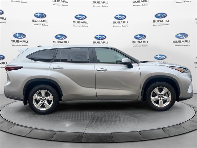 2024 Toyota Highlander LE photo 3