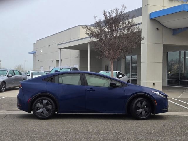 2024 Toyota Prius LE photo 2