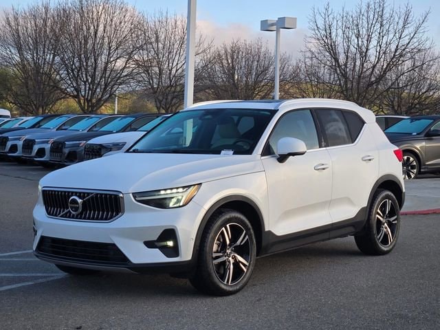 2023 Volvo XC40 Plus Bright Theme photo 3