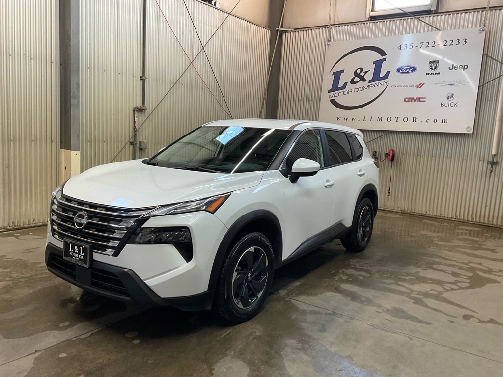 2025 Nissan Rogue SV's photo