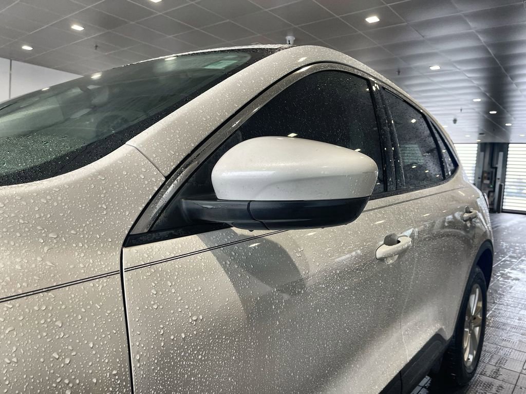 2020 Ford Escape SE photo 2