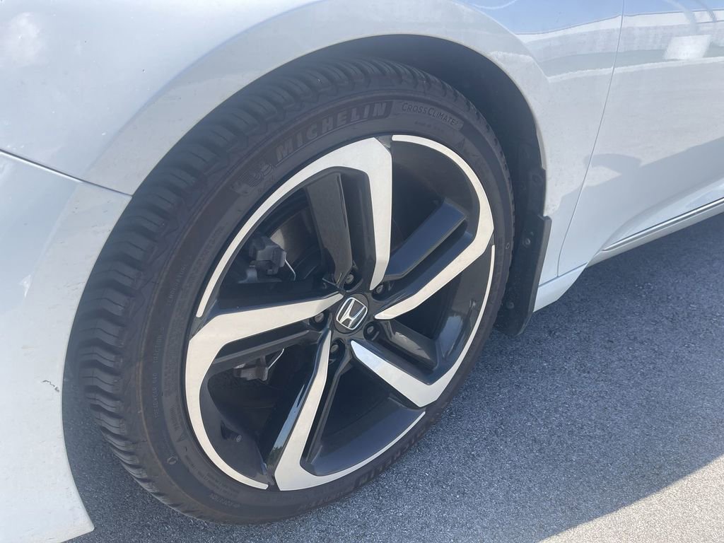 2018 Honda Accord Touring photo 2