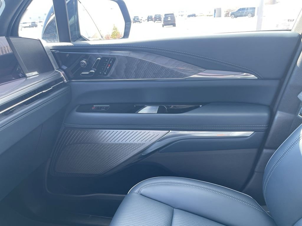 2025 Cadillac Escalade IQ Luxury 2 - Photo 30