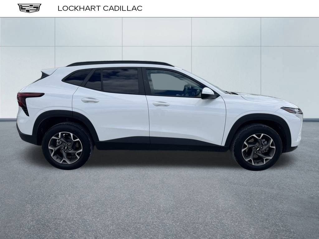 2024 Chevrolet Trax LT photo 2