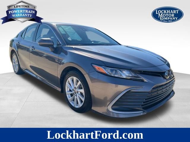 2024 Toyota Camry LE's photo