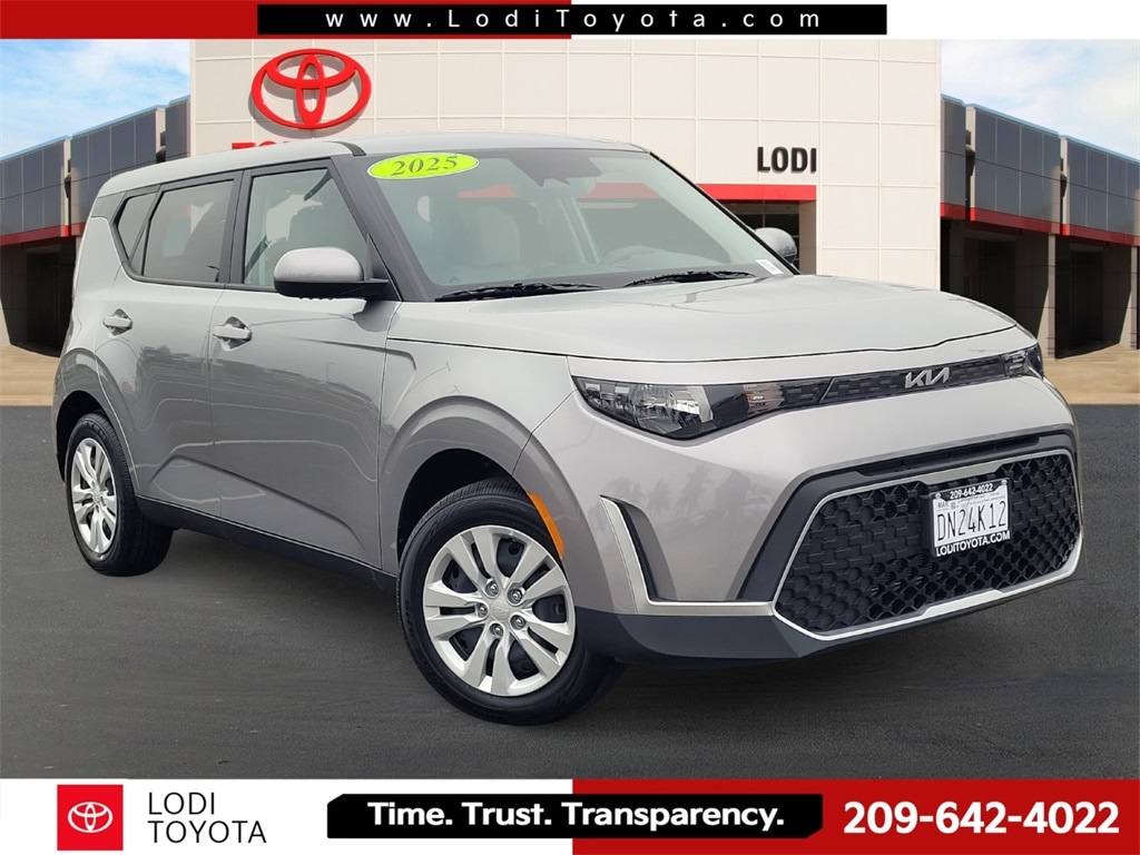 2025 Kia Soul LX's photo