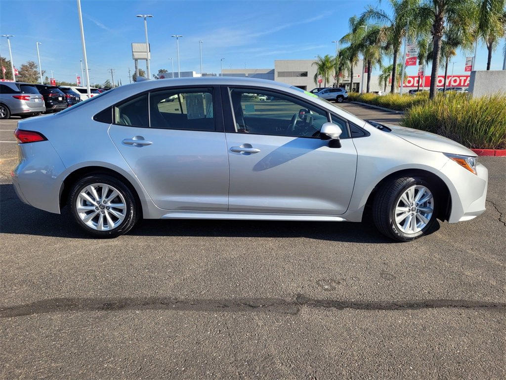 2025 Toyota Corolla LE photo 3