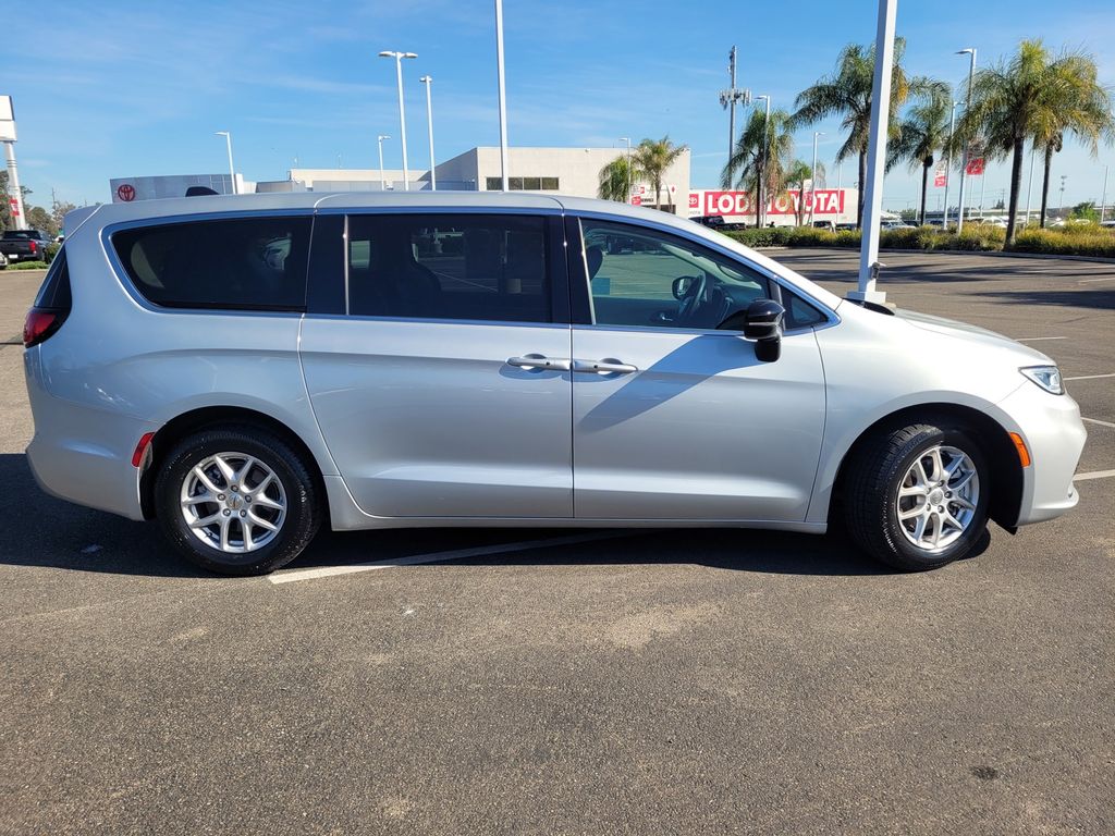 2024 Chrysler Pacifica Touring L photo 2