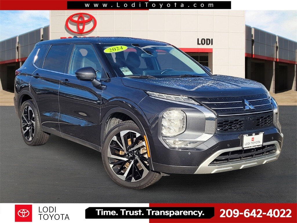 2024 Mitsubishi Outlander SE's photo