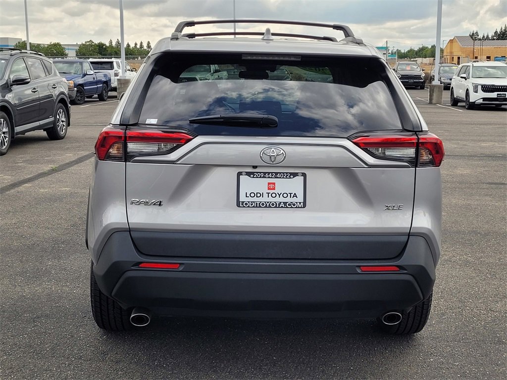 2022 Toyota RAV4 XLE photo 4