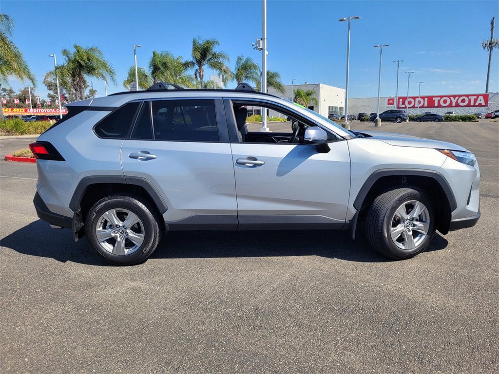 2024 Toyota RAV4 XLE photo 3
