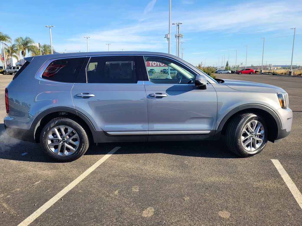 2024 Kia Telluride LX photo 2