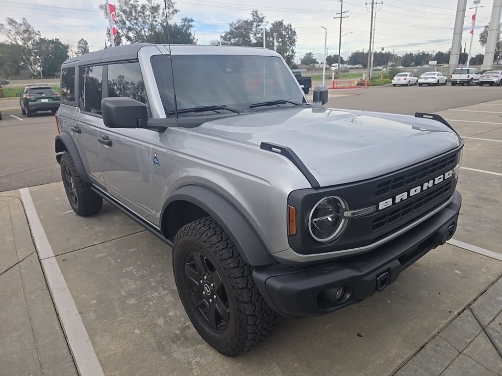 2024 Ford Bronco 4-Door Black Diamond's photo