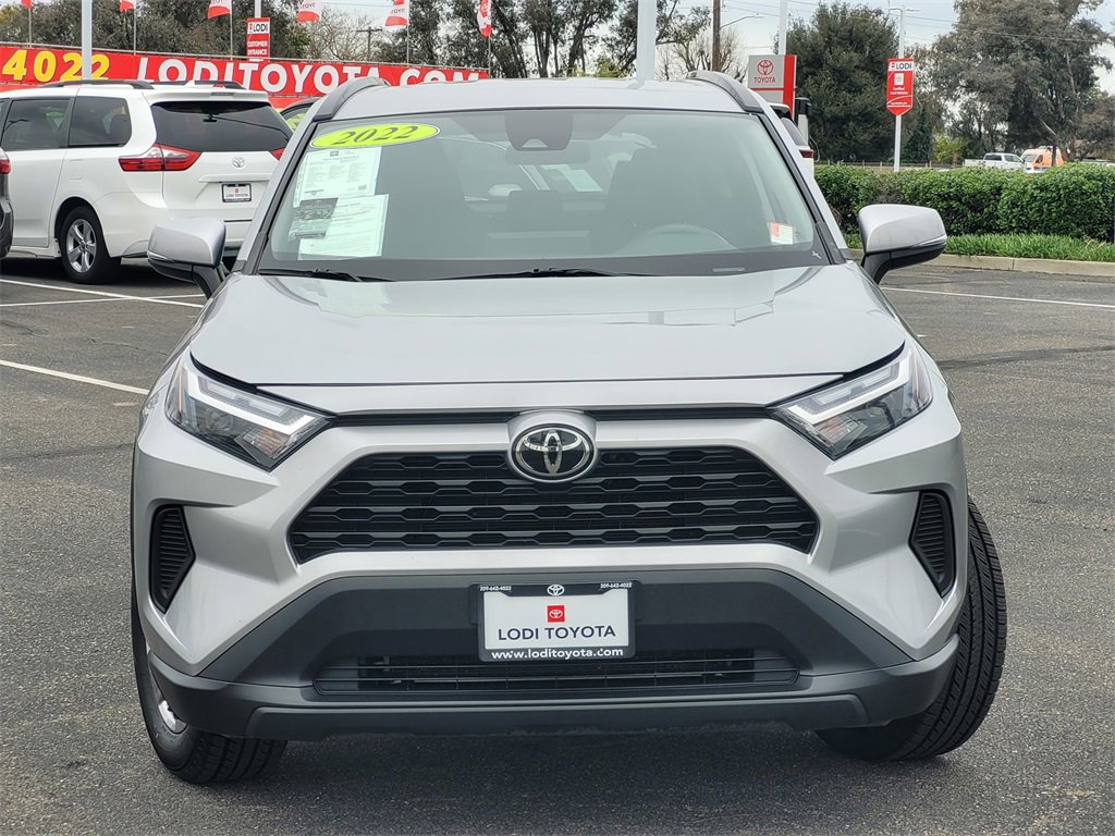 2022 Toyota RAV4 XLE photo 2
