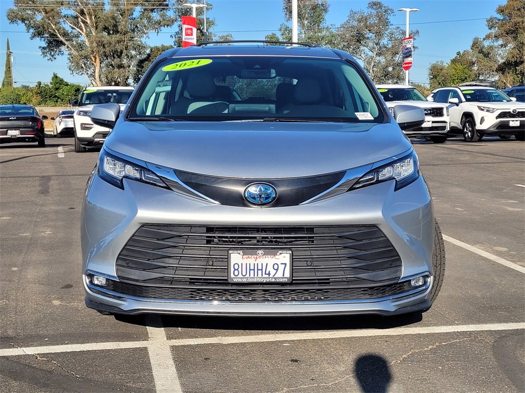 2021 Toyota Sienna XLE photo 2
