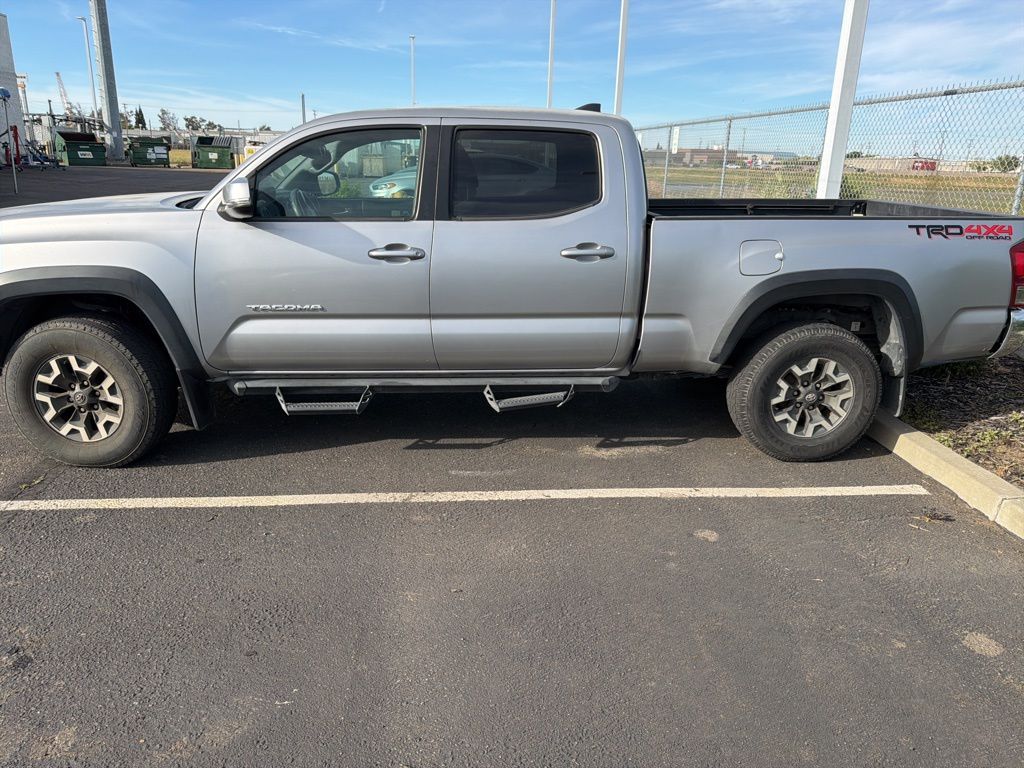 2017 Toyota Tacoma TRD Off-Road photo 1