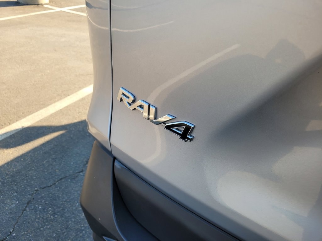 2021 Toyota RAV4 LE - Photo 6