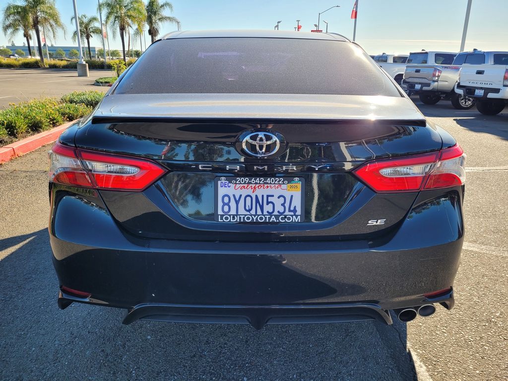 2018 Toyota Camry SE photo 4