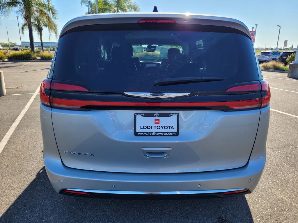 2024 Chrysler Pacifica Touring L photo 4