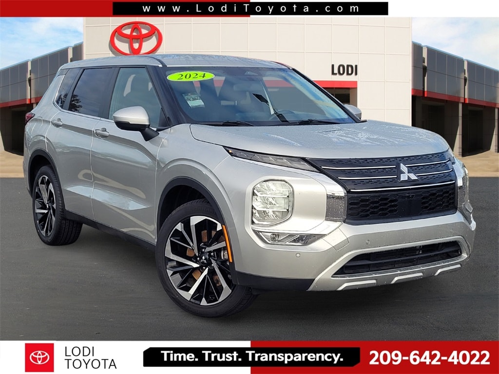 2024 Mitsubishi Outlander SE's photo