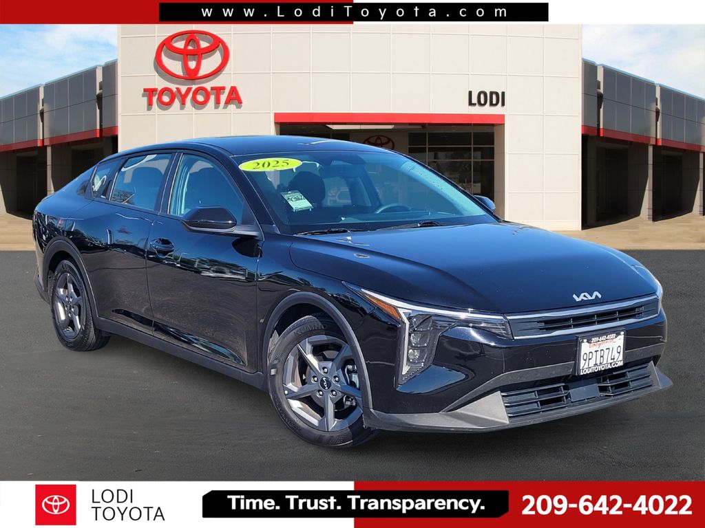 2025 Kia K4 LXS AT's photo