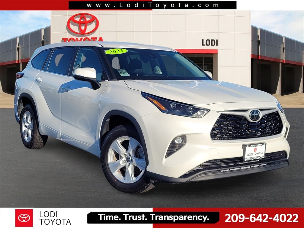 2023 Toyota Highlander LE's photo