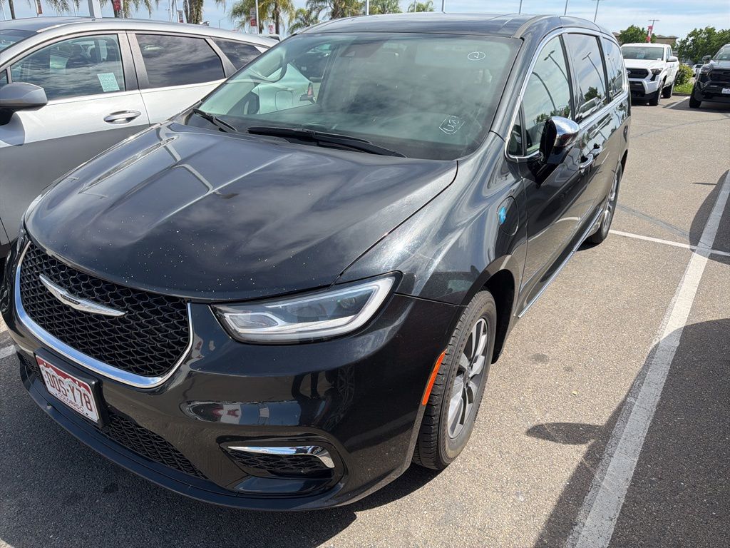 2023 Chrysler Pacifica Hybrid Limited photo 2