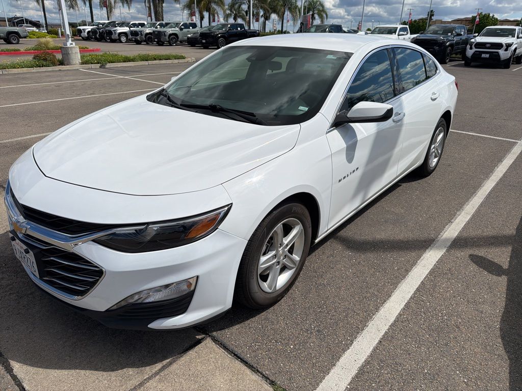2024 Chevrolet Malibu LT photo 2