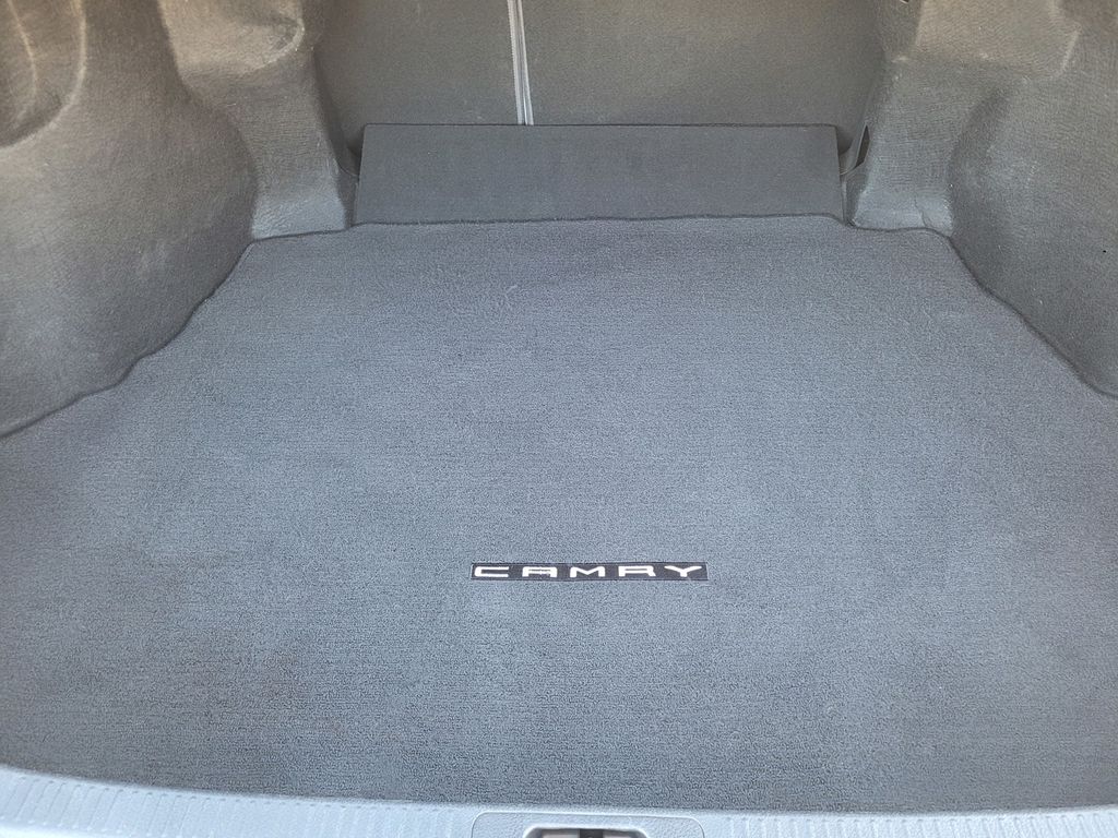 2019 Toyota Camry SE photo 6