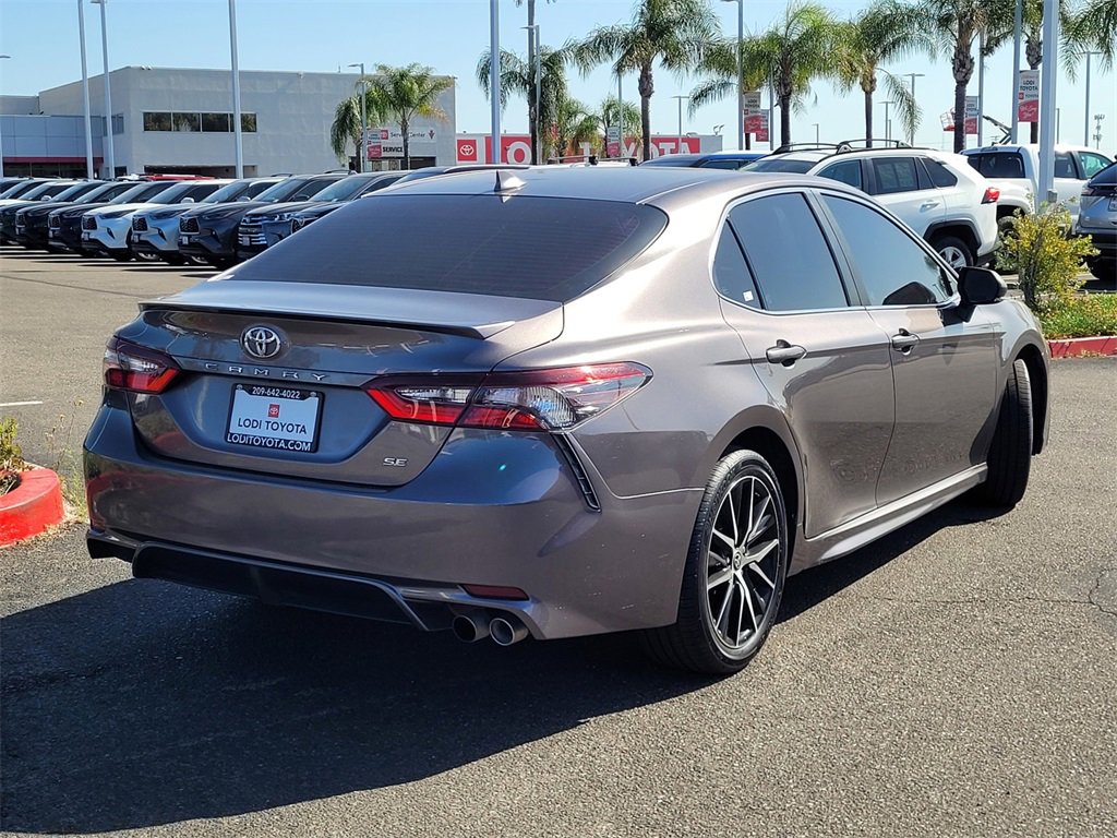 2022 Toyota Camry SE photo 4