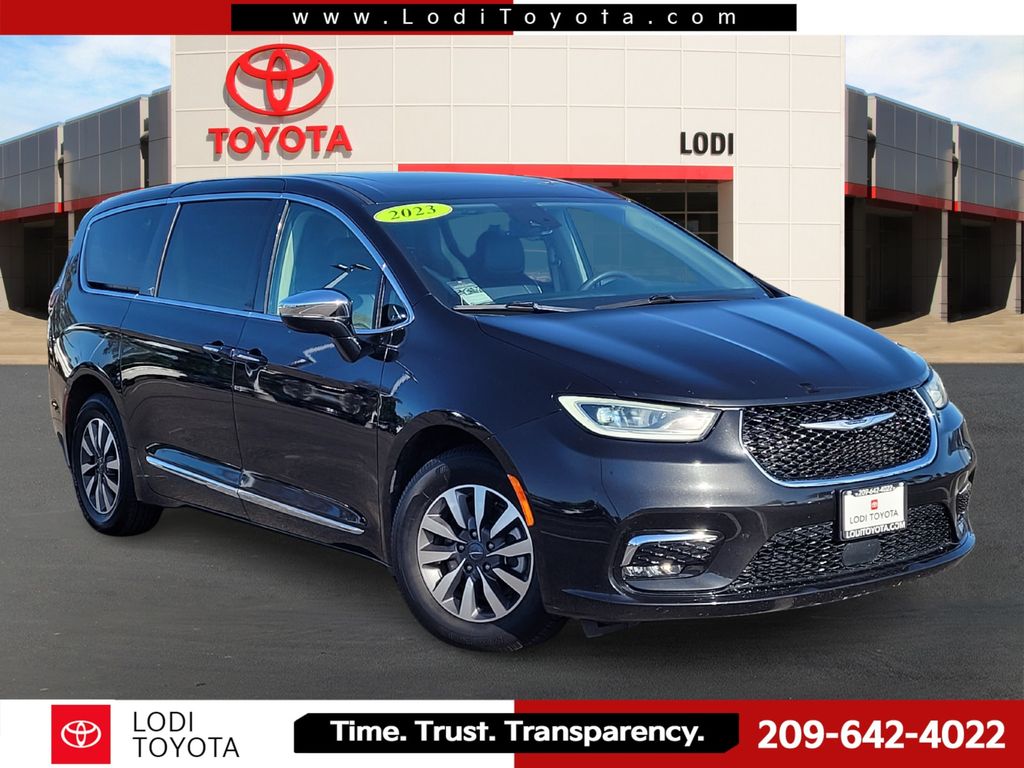 2023 Chrysler Pacifica Hybrid Limited Hybrid's photo