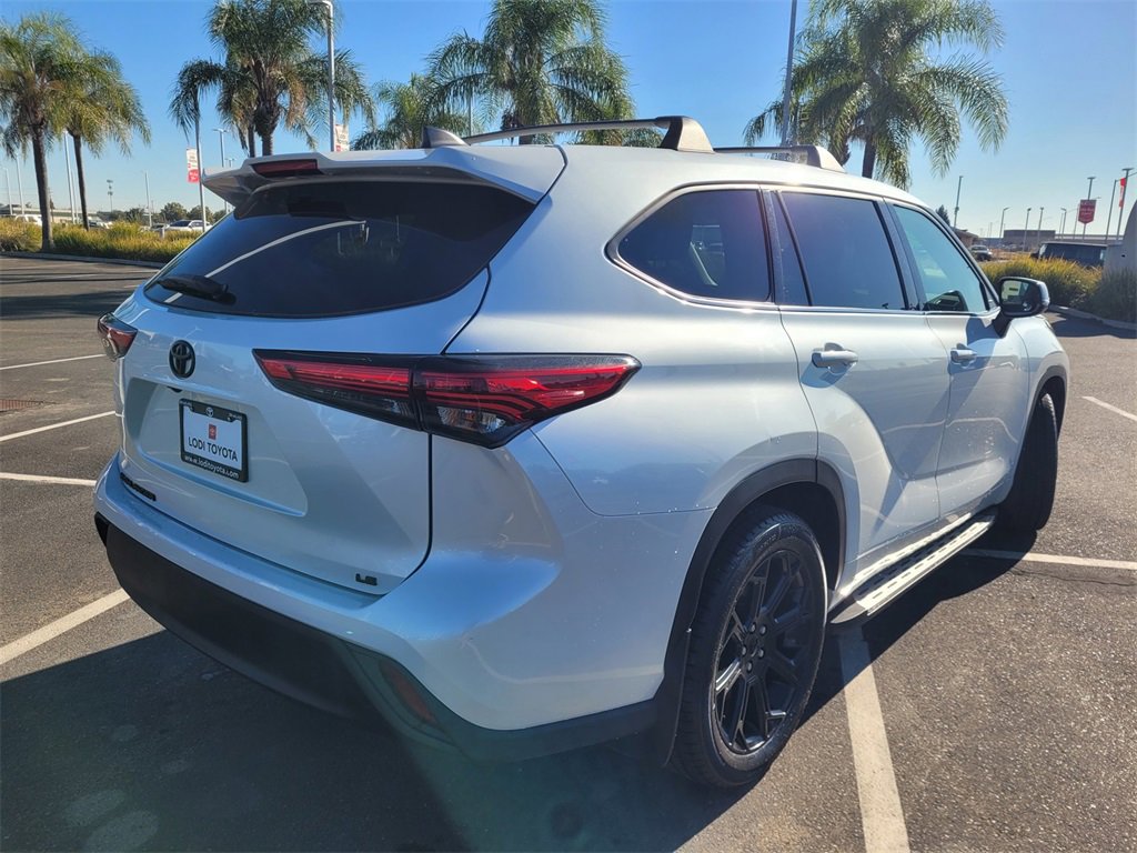 2022 Toyota Highlander LE photo 4