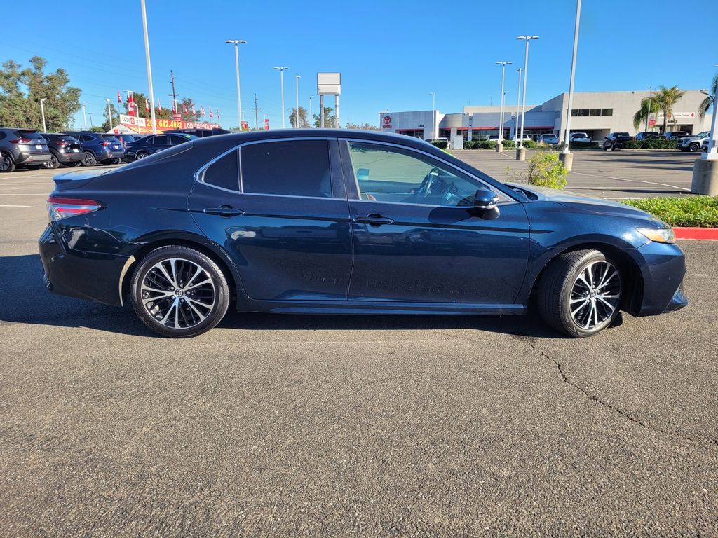 2019 Toyota Camry SE photo 2