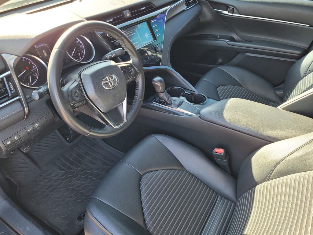 2018 Toyota Camry SE photo 3